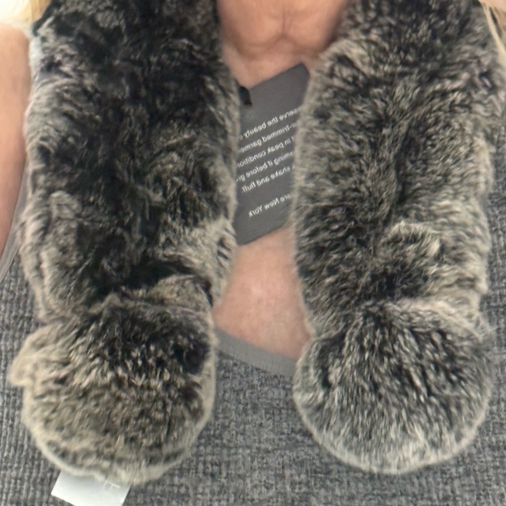 NWT Luxurious Real Fur Scarf in Gray - Picture 5 of 6
